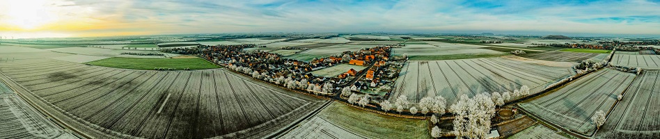 Luftaufnahme von Wirringen im Winter mit Raureif